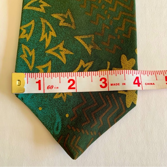 Nino Cerruti, 100% handmade Silk Crepe Necktie. Green background with go… - Picture 4 of 7